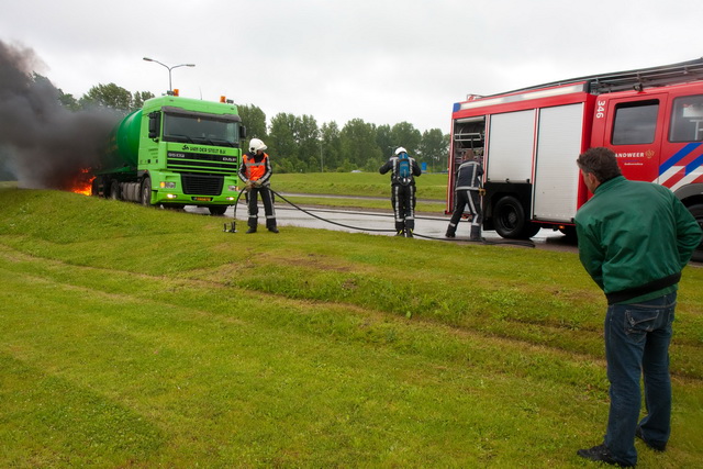 2009/117/2009-05-26 Vrachtwagenbrand Amsterdamsebaan Lijnden 03.jpg